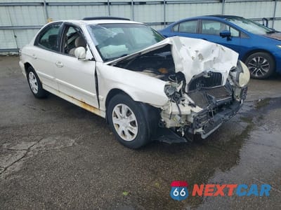 Czwarte zdjęcie samochodu z boku: 2004 HYUNDAI SONATA GL VIN:KMHWF25S04A980887 - miniatura