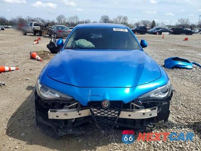 Piąte zdjęcie samochodu w środku: 2018 ALFA ROMEO GIULIA VIN:ZARFAEBN2J7565619 - miniatura