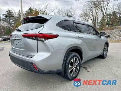 Trzecie zdjęcie samochodu z tyłu: 2022 TOYOTA HIGHLANDER XLE VIN:5TDGZRBH5NS161198 - miniatura