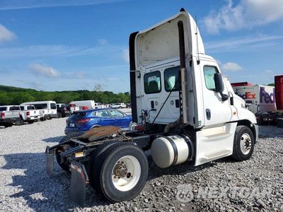 Czwarte zdjęcie samochodu z boku: 2014 FREIGHTLINER CASCADIA SEMI TRUCK VIN:1FUBGEDV4ELFW8390 - miniatura