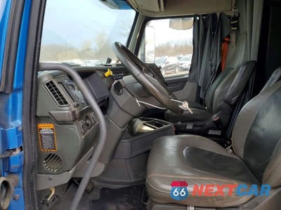Piąte zdjęcie samochodu w środku: 2021 VOLVO VNL SEMI TRUCK VIN:4V4NC9EH1MN269539 - miniatura