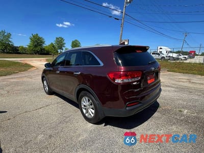 Trzecie zdjęcie samochodu z tyłu: 2016 KIA SORENTO LX V6 VIN:5XYPG4A57GG126047 - miniatura