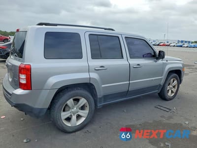 Trzecie zdjęcie samochodu z tyłu: 2016 JEEP PATRIOT LATITUDE VIN:1C4NJPFA7GD633206 - miniatura