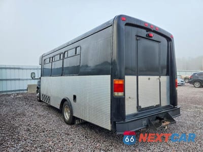 Trzecie zdjęcie samochodu z tyłu: 2002 FORD ECONOLINE E450 SUPER DUTY CUTAWAY VAN VIN:1FDXE45S92HA11516 - miniatura
