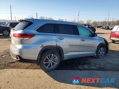 Trzecie zdjęcie samochodu z tyłu: 2017 TOYOTA HIGHLANDER XLE VIN:5TDJZRFH0HS377612 - miniatura