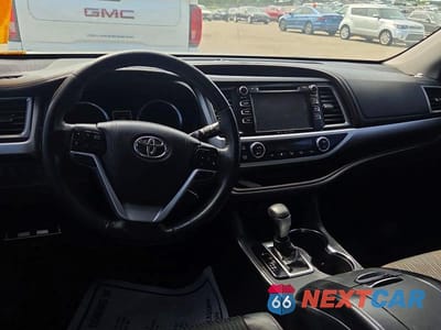 Zdjęcie 9 z 14 samochodu: 2018 TOYOTA HIGHLANDER LE PLUS VIN:5TDBZRFH1JS816049 - miniatura
