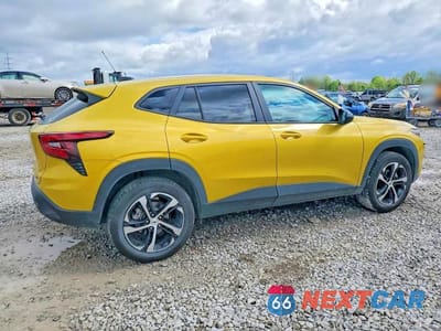 Trzecie zdjęcie samochodu z tyłu: 2024 CHEVROLET TRAX 1RS VIN:KL77LGE27RC011840 - miniatura