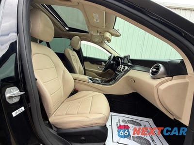 Piąte zdjęcie samochodu w środku: 2018 MERCEDES-BENZ C 300 VIN:55SWF4JB4JU235776 - miniatura