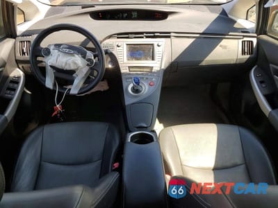 Zdjęcie 8 z 12 samochodu: 2012 TOYOTA PRIUS FOUR VIN:JTDKN3DU1C1608522 - miniatura