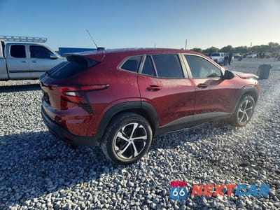 Trzecie zdjęcie samochodu z tyłu: 2024 CHEVROLET TRAX 1RS VIN:KL77LGE26RC192722 - miniatura