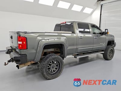 Trzecie zdjęcie samochodu z tyłu: 2018 GMC SIERRA K2500 DENALI VIN:1GT12UEY1JF211291 - miniatura