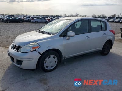 2009 NISSAN VERSA 1.8 S 3N1BC13E39L360282 - główne zdjęcie licytacji z USA - miniatura