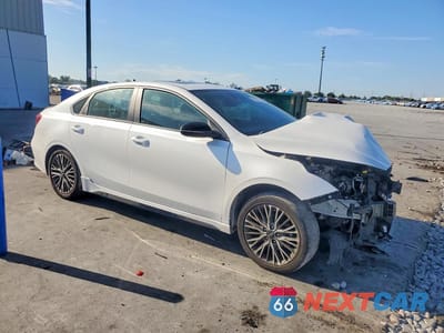 Czwarte zdjęcie samochodu z boku: 2023 KIA FORTE GT LINE VIN:3KPF54AD5PE562045 - miniatura