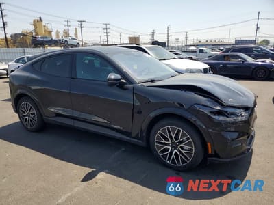 Czwarte zdjęcie samochodu z boku: 2025 FORD MUSTANG MACH-E PREMIUM VIN:3FMTK3R79SMA35236 - miniatura