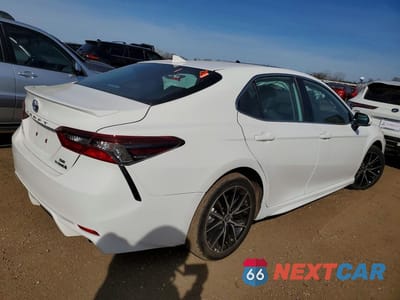 Trzecie zdjęcie samochodu z tyłu: 2024 TOYOTA CAMRY HYBRID SE VIN:4T1S31AK4RU076974 - miniatura