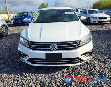 Piąte zdjęcie samochodu w środku: 2017 VOLKSWAGEN PASSAT R-LINE VIN:1VWDT7A3XHC003523 - miniatura