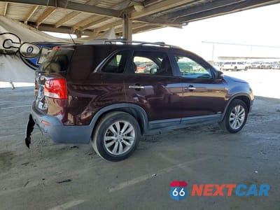 Trzecie zdjęcie samochodu z tyłu: 2011 KIA SORENTO BASE VIN:5XYKTDA24BG173279 - miniatura