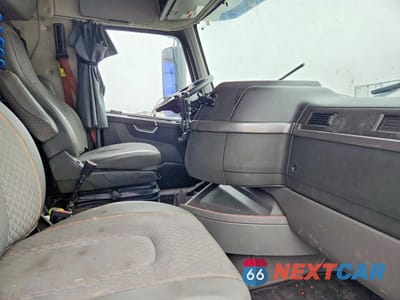 Piąte zdjęcie samochodu w środku: 2020 VOLVO VNL SEMI TRUCK VIN:4V4NC9EH3LN263711 - miniatura