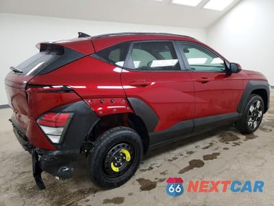 Trzecie zdjęcie samochodu z tyłu: 2025 HYUNDAI KONA SEL VIN:KM8HBCAB8SU338168 - miniatura