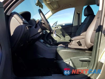Zdjęcie 7 z 13 samochodu: 2011 VOLKSWAGEN TIGUAN S VIN:WVGAV7AX2BW504233 - miniatura