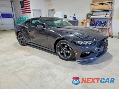 Czwarte zdjęcie samochodu z boku: 2024 FORD MUSTANG VIN:1FA6P8TH7R5118638 - miniatura