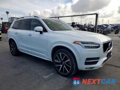 Czwarte zdjęcie samochodu z boku: 2019 VOLVO XC90 T6 MOMENTUM VIN:YV4A22PKXK1420425 - miniatura