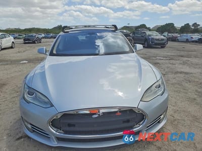Piąte zdjęcie samochodu w środku: 2013 TESLA MODEL S VIN:5YJSA1CN4DFP04115 - miniatura