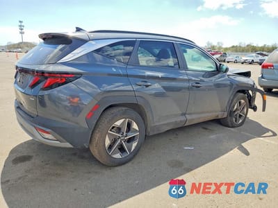 Trzecie zdjęcie samochodu z tyłu: 2025 HYUNDAI TUCSON SEL VIN:5NMJBCDE6SH488976 - miniatura