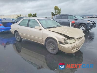 Czwarte zdjęcie samochodu z boku: 1999 TOYOTA CAMRY LE VIN:4T1BG22K6XU600275 - miniatura