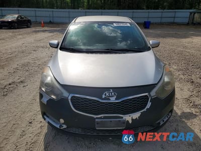 Piąte zdjęcie samochodu w środku: 2015 KIA FORTE LX VIN:KNAFK4A62F5262299 - miniatura