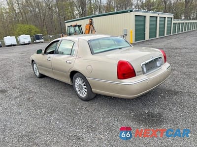 Trzecie zdjęcie samochodu z tyłu: 2005 LINCOLN TOWN CAR SIGNATURE VIN:1LNHM81W35Y668923 - miniatura