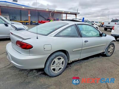 Trzecie zdjęcie samochodu z tyłu: 2002 CHEVROLET CAVALIER LS VIN:1G1JS124527124532 - miniatura