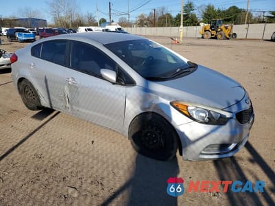 Czwarte zdjęcie samochodu z boku: 2015 KIA FORTE LX VIN:KNAFK4A60F5426102 - miniatura