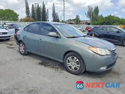 Czwarte zdjęcie samochodu z boku: 2010 HYUNDAI ELANTRA GLS VIN:KMHDU4AD2AU862088 - miniatura