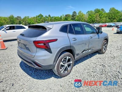 Trzecie zdjęcie samochodu z tyłu: 2025 CHEVROLET TRAX 1RS VIN:KL77LGEP7SC322072 - miniatura