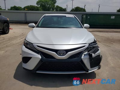 Piąte zdjęcie samochodu w środku: 2018 TOYOTA CAMRY XSE VIN:4T1B61HK3JU644732 - miniatura