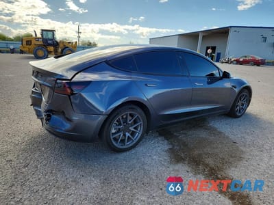Trzecie zdjęcie samochodu z tyłu: 2023 TESLA MODEL 3 VIN:5YJ3E1EAXPF644770 - miniatura
