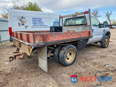 Trzecie zdjęcie samochodu z tyłu: 2008 FORD F550 SUPER DUTY FLATBED TRUCK VIN:1FDAF57R68EB44120 - miniatura