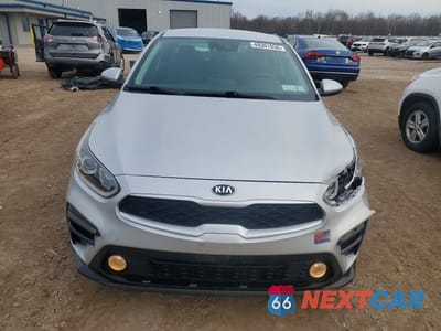 Piąte zdjęcie samochodu w środku: 2021 KIA FORTE LXS VIN:3KPF24AD8ME333184 - miniatura