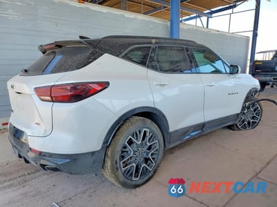 Trzecie zdjęcie samochodu z tyłu: 2025 CHEVROLET BLAZER RS VIN:3GNKBERS1SS110093 - miniatura