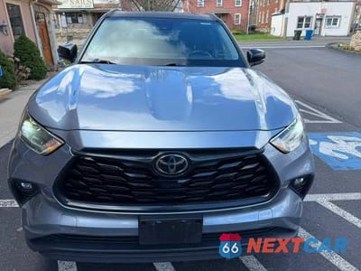 Piąte zdjęcie samochodu w środku: 2021 TOYOTA HIGHLANDER XLE VIN:5TDGZRBH5MS105485 - miniatura