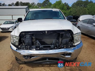 Piąte zdjęcie samochodu w środku: 2018 RAM 2500 SLT VIN:3C6TR5JT7JG356345 - miniatura