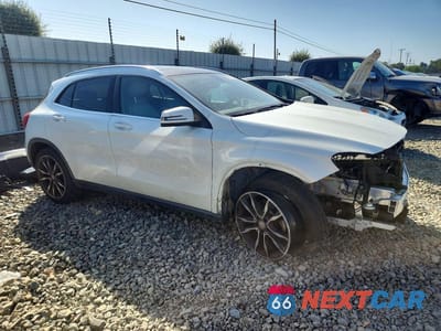 Czwarte zdjęcie samochodu z boku: 2016 MERCEDES-BENZ GLA 250 4MATIC VIN:WDCTG4GB2GJ254587 - miniatura