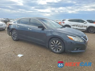 Czwarte zdjęcie samochodu z boku: 2017 NISSAN ALTIMA 2.5 SV VIN:1N4AL3AP1HC160560 - miniatura