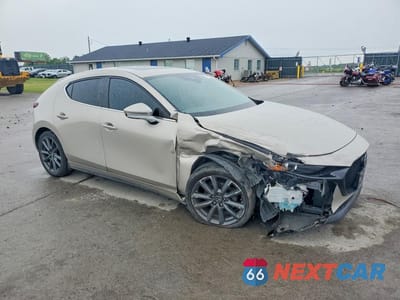 Czwarte zdjęcie samochodu z boku: 2023 MAZDA 3 PREFERRED VIN:JM1BPALM0P1616116 - miniatura