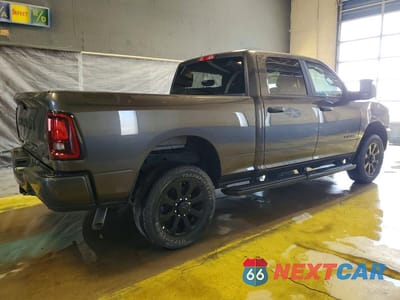 Trzecie zdjęcie samochodu z tyłu: 2025 RAM 2500 BIG HORN VIN:3C6UR5DJ7SG580781 - miniatura