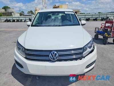 Piąte zdjęcie samochodu w środku: 2017 VOLKSWAGEN TIGUAN S VIN:WVGBV7AX1HK054661 - miniatura