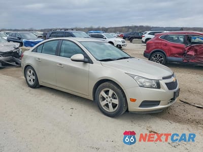 Czwarte zdjęcie samochodu z boku: 2014 CHEVROLET CRUZE LT VIN:1G1PC5SB0E7179472 - miniatura