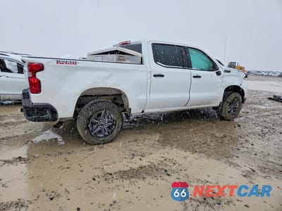 Trzecie zdjęcie samochodu z tyłu: 2026 CHEVROLET SILVERADO K1500 TRAIL BOSS CUSTOM VIN:3GCPKCEK7TG121855 - miniatura