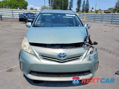 Piąte zdjęcie samochodu w środku: 2013 TOYOTA PRIUS V THREE VIN:JTDZN3EU7D3252807 - miniatura